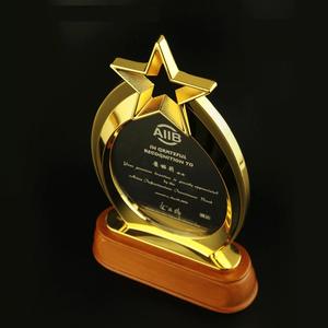 كأس أكريليك معدني ذهبي شخصي بنجمة مع قاعدة خشبية - Product Image 3