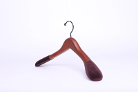 Factory Supply Custom Logo Birch Wood Walnut Wide Shoulder Hangers for Luxury Suit Clothes Eco-Friendly Wardrobe & Fashion Store