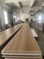 Precio de azulejo de techo decorativo Panel de techo laminado que cubre la tira de ranura de lengüeta suspendida falsa Techo de plástico PVC