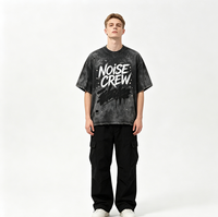 T-shirt oversize à col rond Kornit DTG avec imprimé croix graffiti épais, strass, gouttes de métal et ourlet effiloché multi-éclats