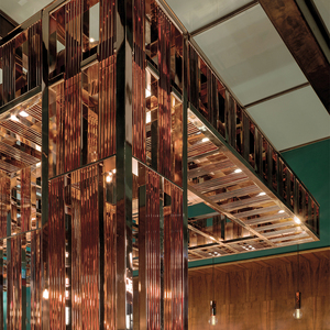 Scaffale espositivo a struttura verticale con linee d'arco, in stile rustico e accogliente, per negozio di specialità - Product Image 5