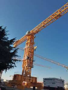 Grue à tour sur châssis neuve 10t, performances parfaites, capacité de charge nominale 25/30 tonnes, avec moteur et boîte de vitesses, essentielle pour la construction - Product Image 5