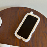 Coque de téléphone en peluche 3D rétro mignonne avec bébé et béquille pour objectif, en fourrure moelleuse antichoc pour iPhone 11-17 Pro Max, cadeau d'hiver pour fille