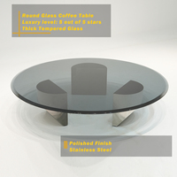 Table basse élégante de salon de haute qualité, design moderne et luxueux, finition satinée, plateau en verre, base en acier inoxydable