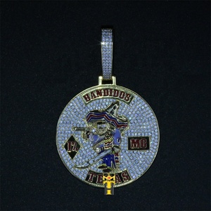 Diamante chapado en oro y amarillo de 14K, bandos 3d esmaltados, mc en marco redondo con letras, colgante - Product Image 2