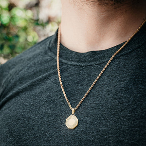 Collar <span class=keywords><strong>con</strong></span> Colgante Octagonal Mate Personalizable al por Mayor, de Acero Inoxidable <span class=keywords><strong>con</strong></span> Baño de Oro y Cadena de Cuerda <span class=keywords><strong>con</strong></span> Detalle Clásico en el Borde - Product Image 4