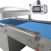Chaîne de production automatique de mise sous vide à bande pour viande rouge avec tunnel de rétraction à eau chaude et sécheur à lame d'air pour le traitement du bœuf et du porc