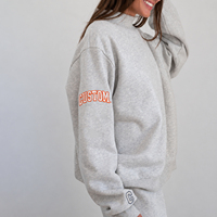 Sweat-shirt décontracté pour femme à col montant, coupe oversize, épaules tombantes, style universitaire, avec logo sur la poitrine et motif graphique sur les manches, par un fabricant de vêtements
