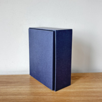 Caja de papel moderna de dos piezas con panel de visualización transparente y un sofisticado acabado azul marino para el embalaje de productos electrónicos y dispositivos tecnológicos.