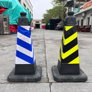 Cône de signalisation en caoutchouc robuste avec bande réfléchissante bleue et blanche en chevron pour zones de construction, à poser au sol - Product Image 4