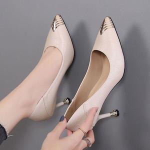 Chaussures habillées pour femmes en cuir souple véritable, style escarpins de bureau à talon moyen, portables de deux façons, noires, vente en gros d'usine - Product Image 6