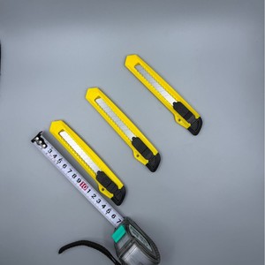 Utility Knife 18mm Stainless Steel Blade Yellow Plastic Handle For Paper Cutting Packaging Opening Wall Paper Trim - Product Image 4