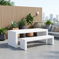 Table à manger en béton moderne et durable avec des caractéristiques résistantes aux UV et imperméables pour une utilisation en extérieur sur la terrasse et dans le jardin