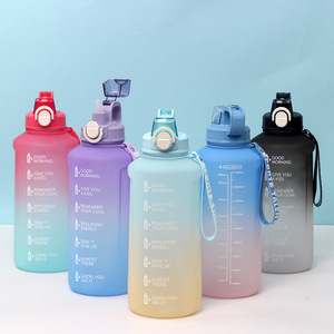 Bouteille d'eau colorée dégradée 2L Logo personnalisé Grande capacité Paille de fitness en cours d'exécution Bouteille en plastique étanche pour le camping - Product Image 1