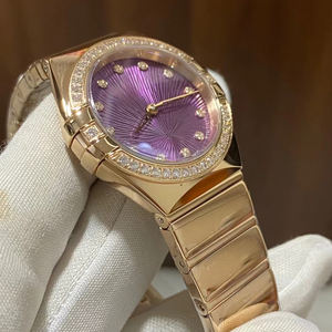 Su delicado cierre en forma de mariposa y su corona hexagonal con tornillo que se ajusta mejoran la resistencia al agua. Este es un reloj para mujer. - Product Image 3