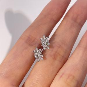 Pendientes de Botón Clásicos de Latón Chapado en Oro con Circonita Cúbica Blanca y Diseño de Doble Flor de Tianyu Gems para Mujer - Product Image 6