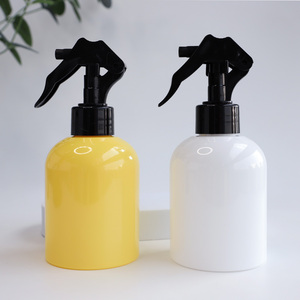 Bouteille plate courte en <span class=keywords><strong>plastique</strong></span> PET blanc et jaune de 250 ml avec pulvérisateur à pompe 24 mm sérigraphié pour <span class=keywords><strong>le</strong></span> nettoyage domestique – Meilleures ventes - Product Image 1