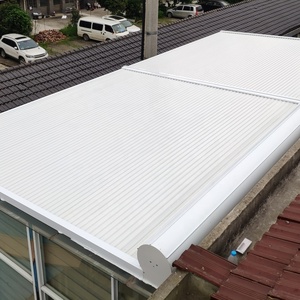 Tragaluz de listones de aluminio con aislamiento automático Diseño moderno Cortina de techo eléctrica Persiana Toldo de metal inteligente Instalación incorporada - Product Image 1