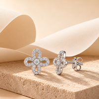 Boucles d'oreilles trèfle porte-bonheur en moissanite étincelante, clous floraux élégants en boucle infinie, bijoux en argent 925 plaqué or blanc