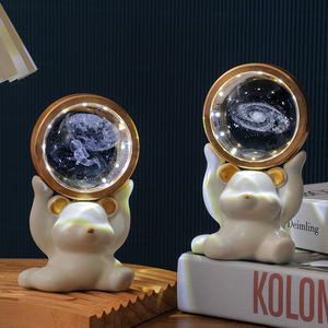 Veilleuse créative en forme de petit ours, gravée en 3D, style européen, en résine synthétique, boule de cristal, ornement de bureau, décoration de chambre - Product Image 1
