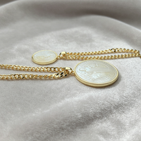 Collier religieux Saint Benoît avec pendentif médaille ronde en nacre blanche et chaîne gourmette, bijoux pour femmes, vente en gros