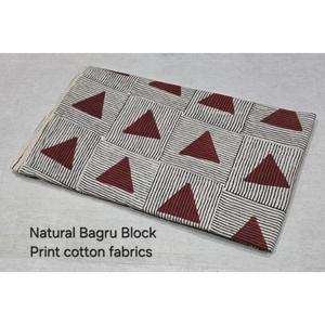 Tela de Algodón Natural con Estampado Bagru, Patrón Geométrico de Triángulos Rojos, Tejido de 43/44 Pulgadas de Ancho - Product Image 4