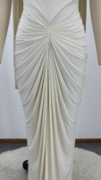 Robe de soirée sirène moulante drapée asymétrique à épaule unique avec foulard et fronces sur le devant, couleur crème, collection été 2026 pour femme