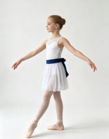 Robe de ballet sans manches en dentelle blanche avec ceinture en velours marine, costume de danse de ballet personnalisé pour filles, spectacle sur scène