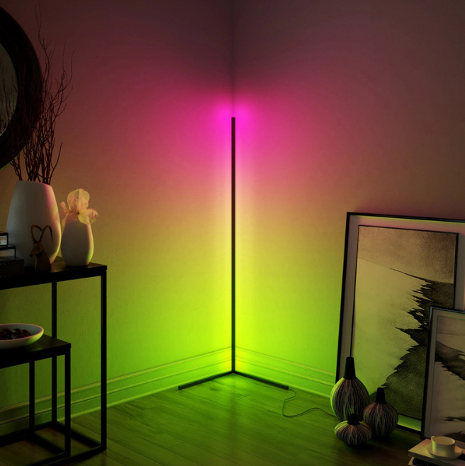 Lampada d'angolo soggiorno colorato rosso netto triangolo dal vivo riempire luce atmosfera lampada LED lampada da terra RGB dimmerabile