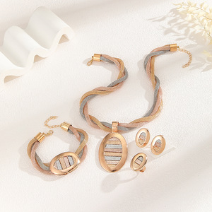 Ensemble de bijoux quatre pièces pour femmes Yili, style européen et américain, en alliage de cuivre plaqué <span class=keywords><strong>or</strong></span>, tendance, géométrique, chaîne en <span class=keywords><strong>maille</strong></span> tricolore - Product Image 4