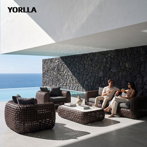 Ensemble <span class=keywords><strong>de</strong></span> <span class=keywords><strong>salon</strong></span> <span class=keywords><strong>de</strong></span> <span class=keywords><strong>jardin</strong></span> en rotin épais pour complexe commercial, canapé en résine tressée à assise profonde, table basse avec plateau en verre, personnalisable - Product Image 2