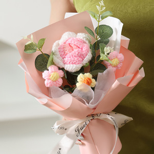Bouquet de roses en crochet fait main en gros avec emballage en papier, roses en fil pour la Saint-Valentin, la remise des diplômes, les mariages et les cadeaux pour demoiselles d'honneur - Product Image 4