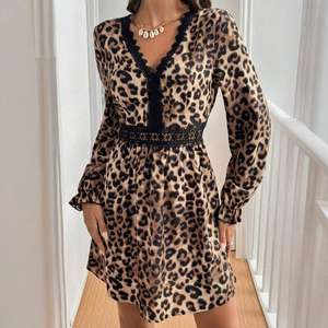 Robe mi-<span class=keywords><strong>longue</strong></span> d'été écologique pour femmes personnalisée en gros dentelle noire col en V évasé guépard imprimé léopard lâche manches longues - Product Image 3