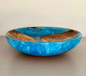 Bol de service décoratif en bois et résine naturelle, design unique, fait main, pour la maison, la cuisine, la salle à manger, le restaurant, en vente - Product Image 1