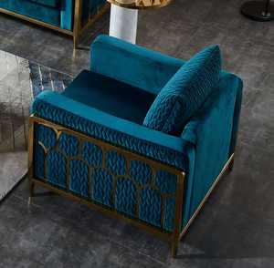 طقم أريكة عصري من القماش المخملي بتصميم فاخر معاصر مع لمسات ذهبية من الفولاذ المقاوم للصدأ للاستخدام في الشقق والفنادق - Product Image 3