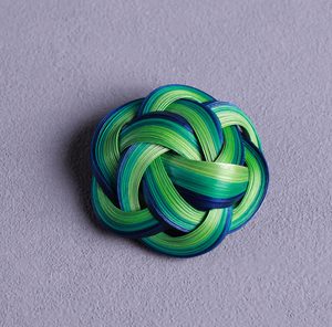 Broche, Pendientes y Pinza para el Cabello de Bambú Hechos a Mano de Primera Calidad, con Diseño de Flor y Mariposa, Impresión UV Verde y Acabado Pulido - Product Image 2