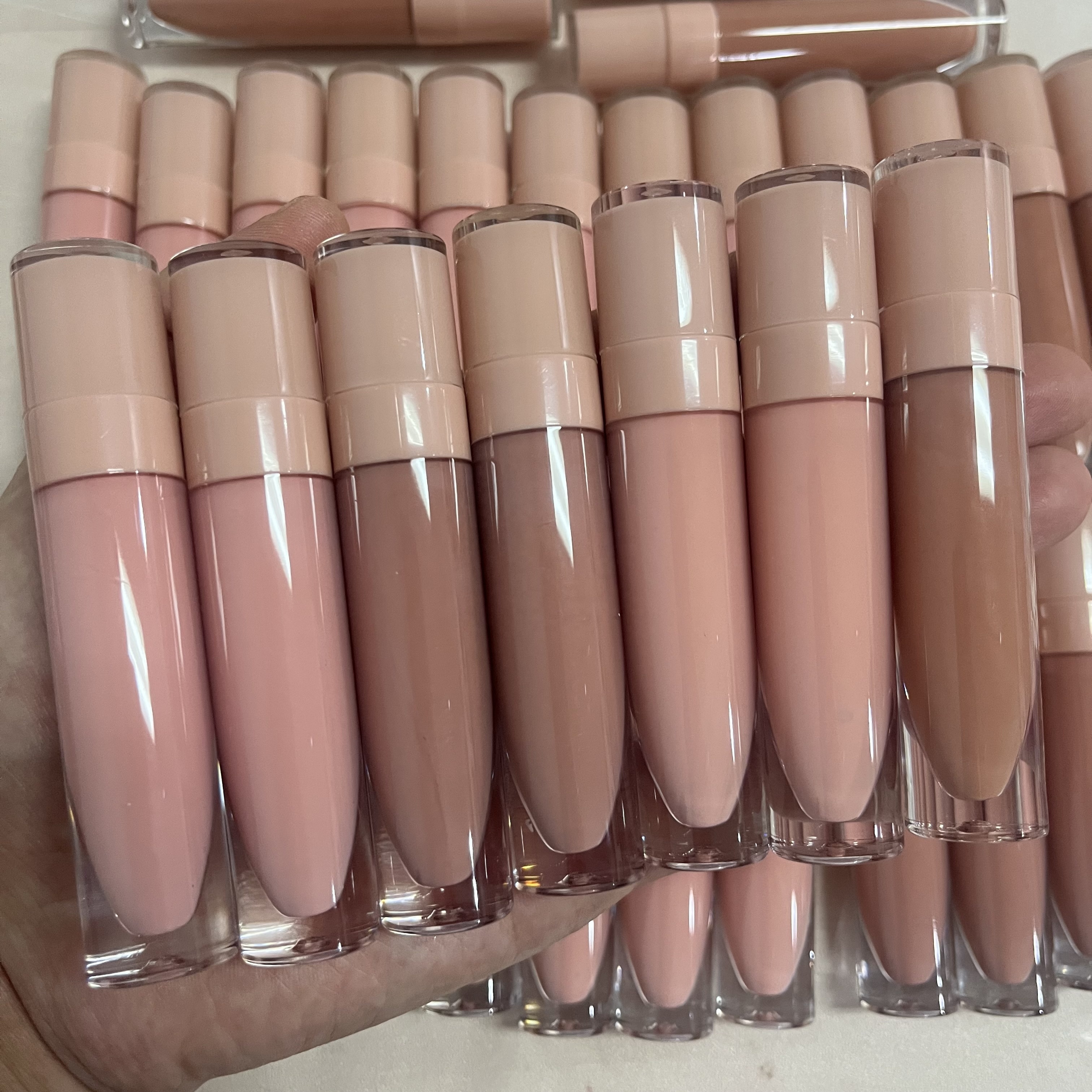 Tùy chỉnh Lip Gloss hộp Nhà cung cấp rõ ràng Lip Gloss ống 40 màu nude Vegan Lip Gloss