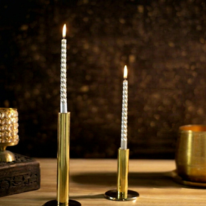 Ensemble de porte-bougies traditionnels en laiton avec bougies torsadées pour la décoration du salon - Product Image 1