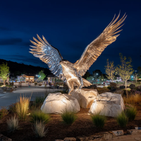 Sculpture d'aigle moderne en métal, statue d'oiseau en acier inoxydable pour entrée de complexe hôtelier, place publique, projet de paysagisme extérieur