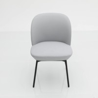 Fauteuil lounge contemporain avec dossier rembourré doux, assise large et base à quatre pieds noire pour réception d'hôtel