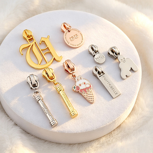 Étiquettes métalliques personnalisées de qualité supérieure en gros, plaques de logo de marque gravées pour vêtements - Product Image 1