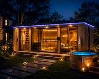 Sauna extérieur de luxe en bois d'épicéa de style victorien avec cabine, porte coulissante en verre, zone de change, vue panoramique, villa spa écologique