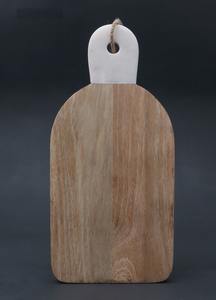 Planche à découper en bois naturel avec surface lisse et forme épaisse, parfaite pour couper les légumes, les fruits et la viande - Product Image 6