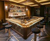 Bar lounge moderne et luxueux avec un design de boîte de nuit en marbre, lumières LED, pierre translucide, comptoirs de bar commerciaux