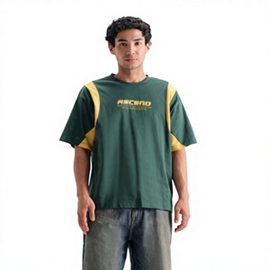 Camiseta de punto verde de manga corta para hombre con ribete en contraste amarillo, corte regular, cuello redondo, uso casual, logotipo serigrafiado frontal, suave - Product Image 1
