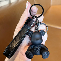 Porte-clés en plastique motif ours de dessin animé, haut de gamme, mode masculine, figurine de voiture, ornements de sac raffinés, vente en gros pour femmes, cadeaux RC, cadeaux de Noël