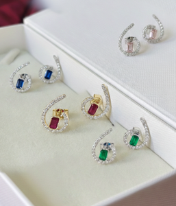 Boucles d'oreilles clous en or 9 carats avec saphir bleu octogonal naturel et diamants - Product Image 1
