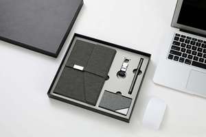 Ensemble cadeau de 4 carnets personnalisés avec stylo, porte-clés et porte-cartes pour la reconnaissance des employés et les cadeaux d'affaires - Product Image 3