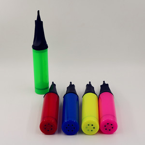 Bomba de aire portátil de plástico con empuje manual para anillos de natación, color aleatorio - Product Image 3