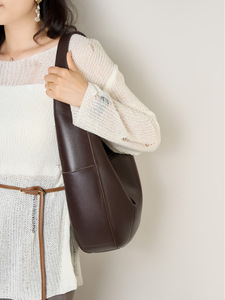 Sac à bandoulière de luxe en cuir pour femme, grand format, dernière collection, design simple et élégant, par une marque de créateur. - Product Image 3